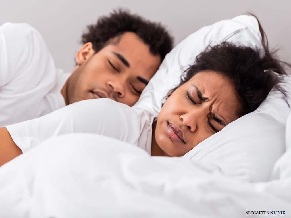 Eheparter schnarcht, Ehefrau kann nicht schlafen - Gemeinsam schlafen