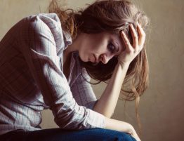 Frau mit depressionen, - Schlafapnoe Psychsische Ursachen Seelische Gesundheit und Schlafapnoe