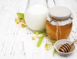 Honig und Milch als Einschlafhilfe - Nach dem Essen müde